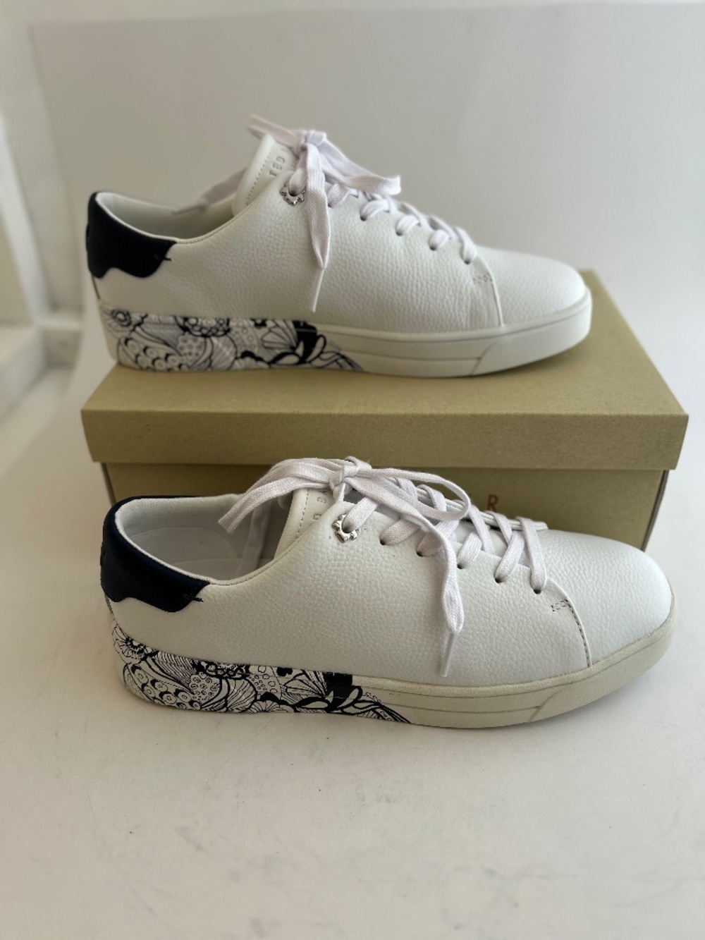 Ted Baker Vemmy sneakers in white/navy blue size 9 NIB